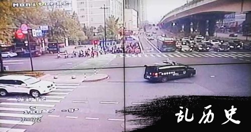 警车到达文晖路上塘路口，调头驶入市儿童医院