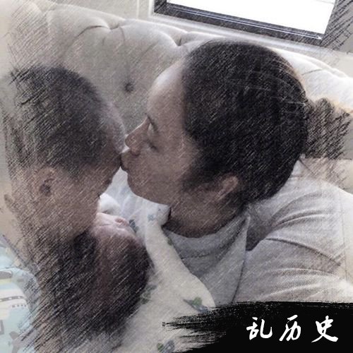 侯佩岑分享两个儿子近照 母子三人太温馨