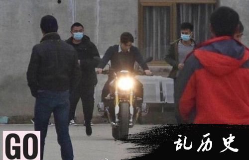 痞帅男上线！李易峰纽约街头骑摩托车