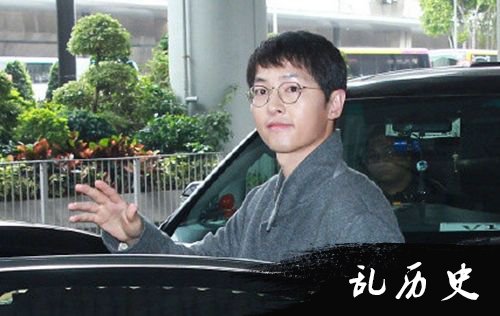 宋仲基素颜现身 挥手打招呼婚戒闪瞎众人