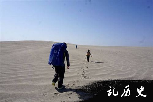 雯雯与家人在旅途中