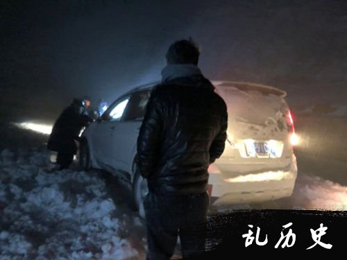 被困甘孜大雪山的越野车