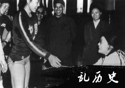 张海迪荣获“优秀共青团员”称号（todayonhistory.com）