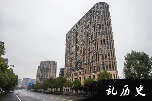 广宇东承府小区外墙挂满空调外机