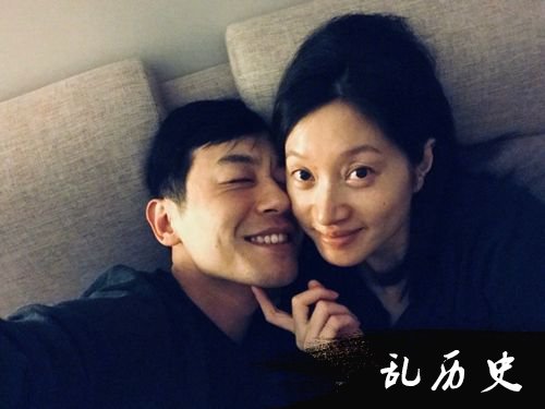 朱亚文妻子疑怀二胎 沈佳妮接女儿放学孕肚明显