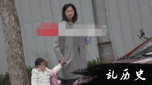 朱亚文妻子疑怀二胎 沈佳妮接女儿放学孕肚明显