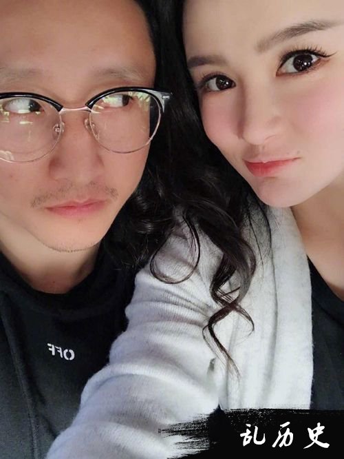 皱市明与冉莹颖自拍秀恩爱 怒视老婆险被抓包