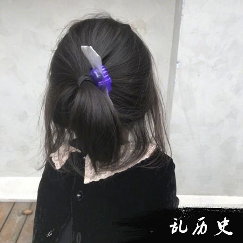 邓超给小花妹妹梳辫子 还自夸父爱如山