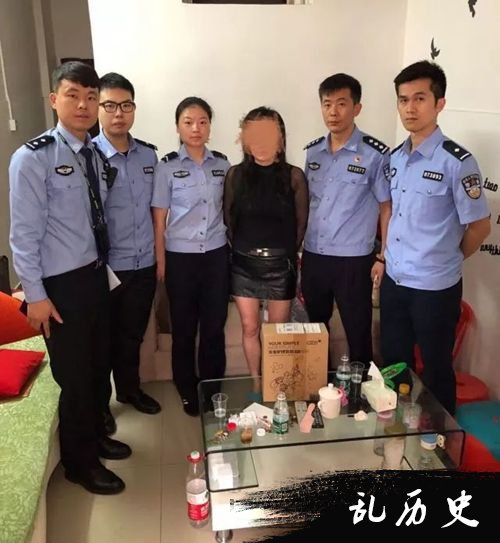 民警和王晶晶的合照