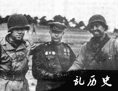 盟军与苏军在德国易北河会师(todayonhistory.com)