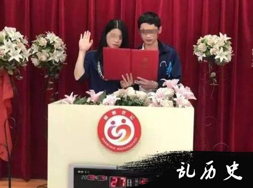 男子戴手铐领结婚证