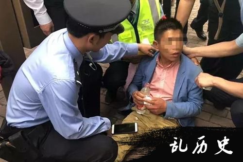 男子被民警救助时的场景