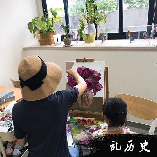 小花妹妹裙子露背