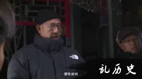 姜文摸彭于晏腹肌