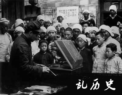 我国开展大规模扫盲运动(todayonhistory.com)