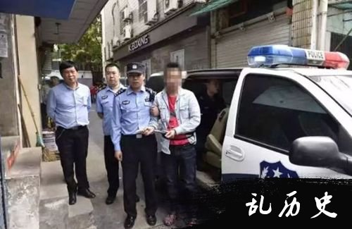 唐某与民警合影