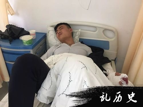 小伙躺医院床上，表情痛苦难耐