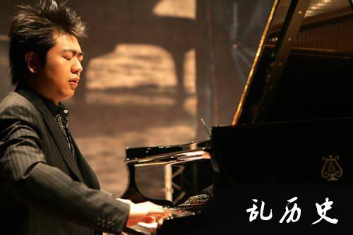 朗朗与维也纳爱乐乐团合作《柴科夫斯基第一钢琴协奏曲》(todayonhistory.com)