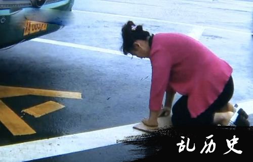 王女士对车下跪磕头