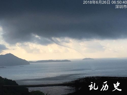 网友近距离拍摄“龙吸水”现象